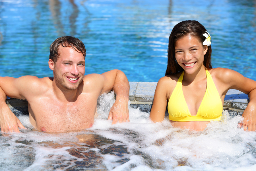 couple dans la piscine chauffée d'un campings en Vendée 